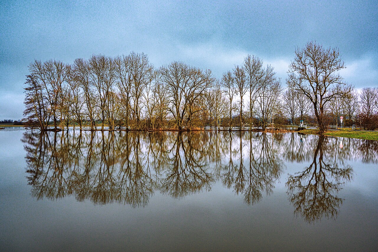 Zone résidentielle inondée en période de crue