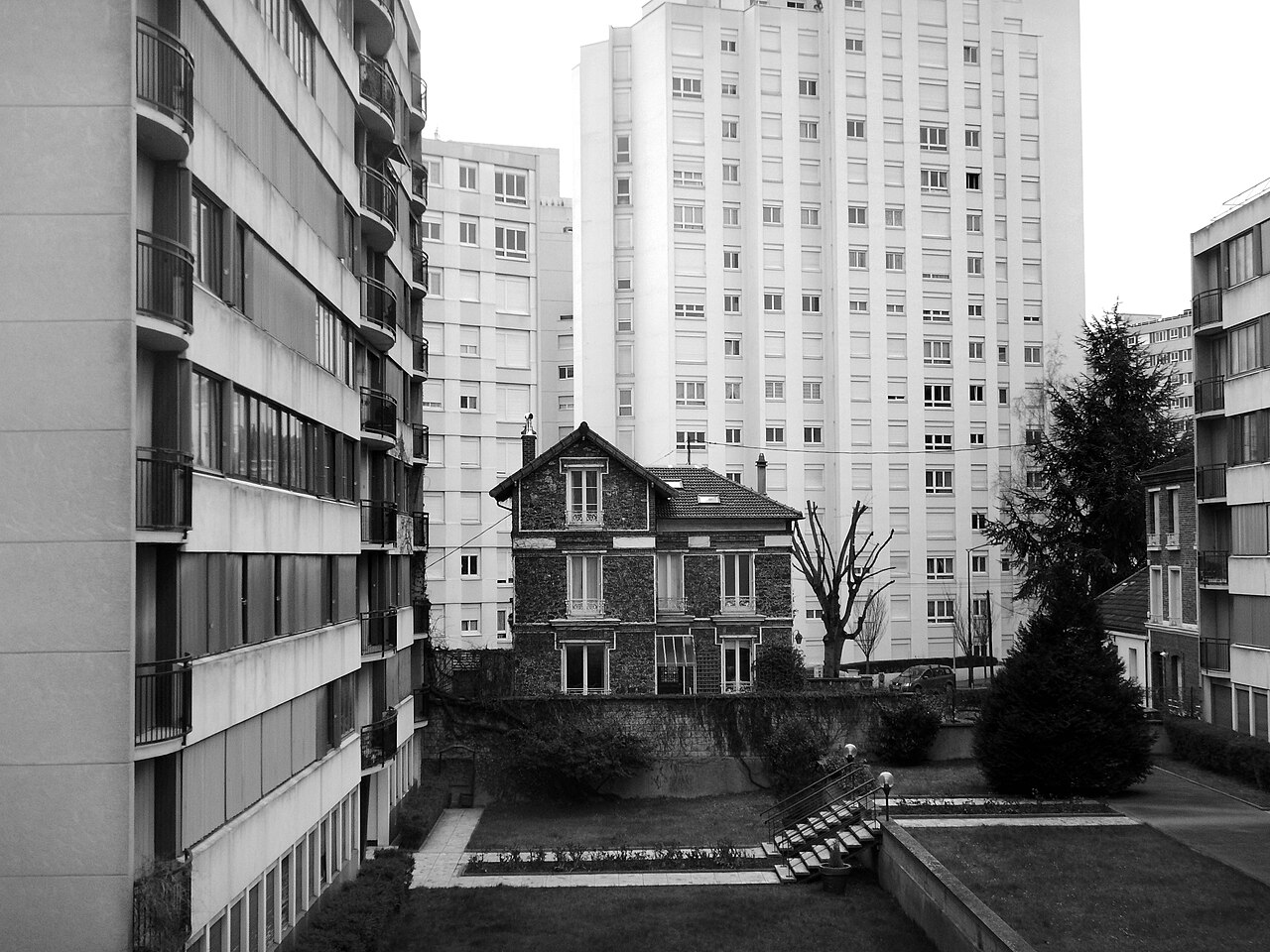 Petite maison ancienne isolée au milieu de grands immeubles à Vanves