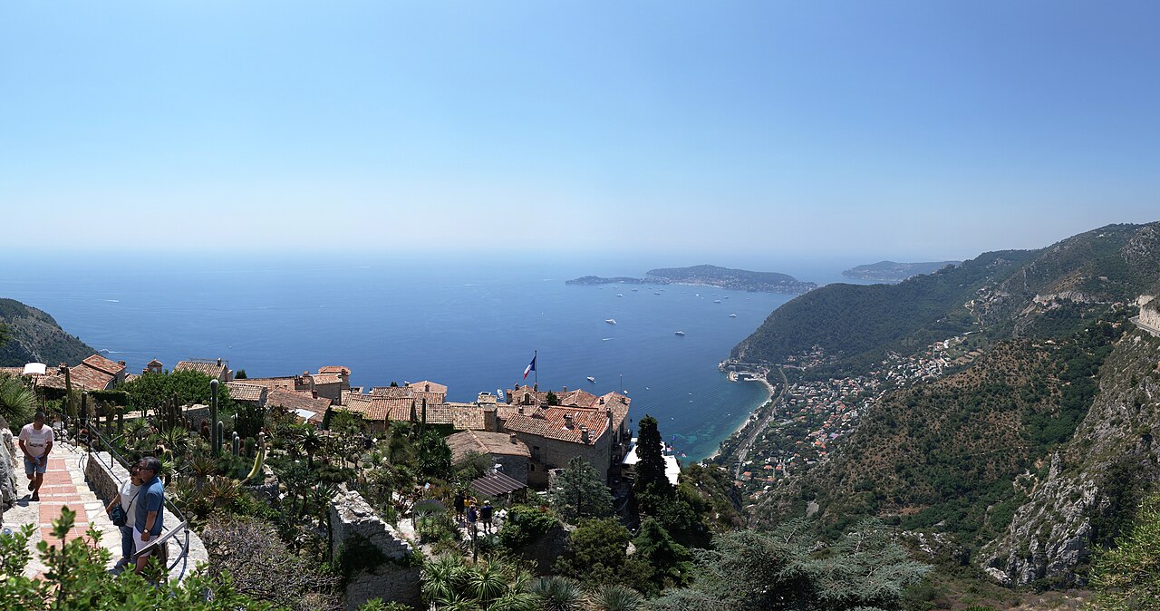 Vue d'Èze et d'Èze-bord-de-Mer sur la Côte d'Azur