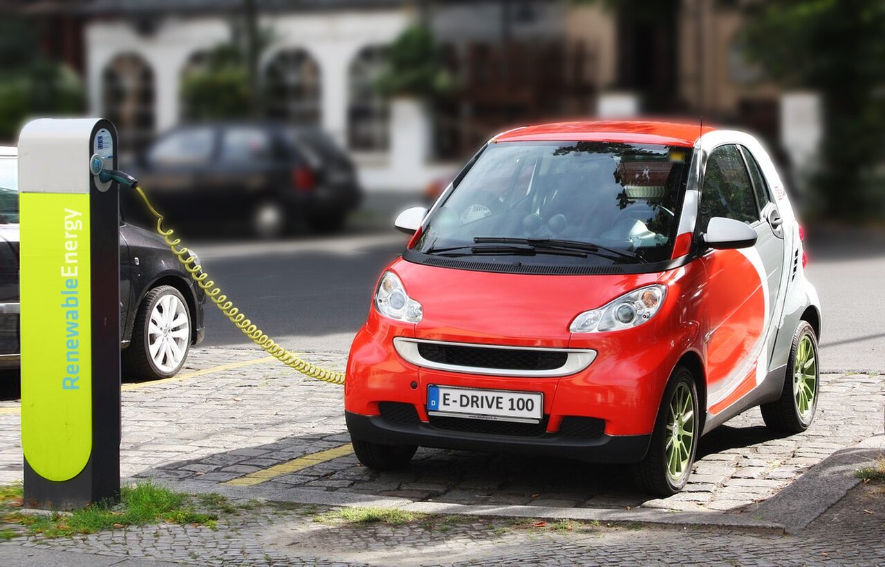 Voiture électrique en cours de recharge
